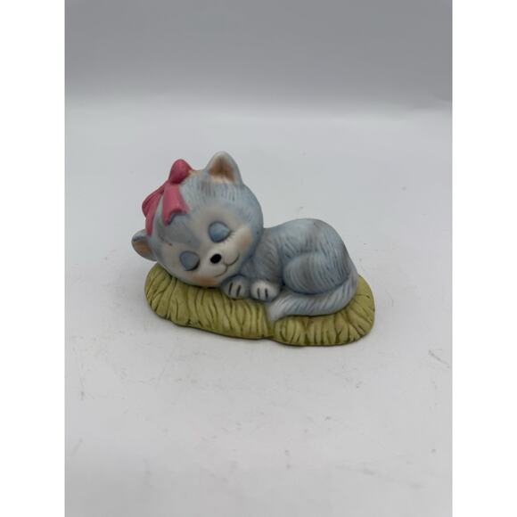 Adorable Ceramic Sleeping Kitten Blue With A Pink Bow - Picture 1 of 7